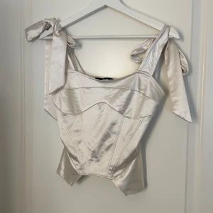 topp - Topp från bikbok, använd nån gång jätte bra skick🫧🦋 