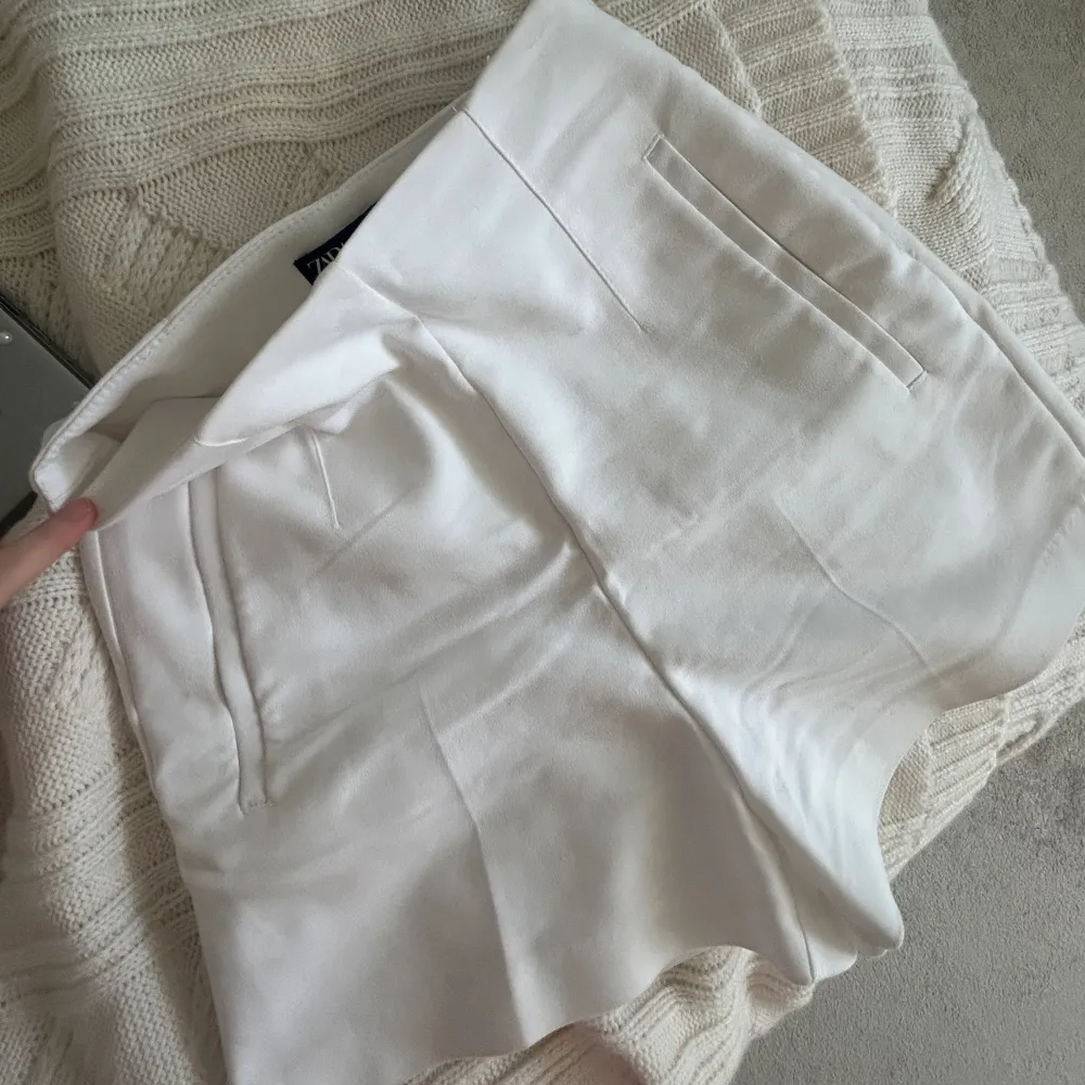 Vita kostym shorts från zara! Andra bilden är för inspo💕. Shorts.