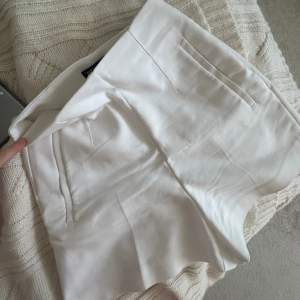 Vita kostym shorts från zara! Andra bilden är för inspo💕