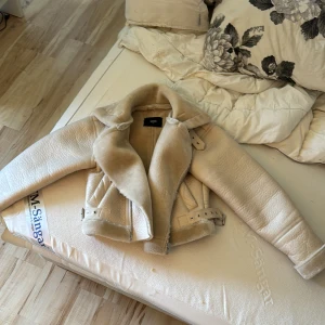 Jacka bikbok  - Sjuuuuuukt snygg jacka från bikbok . Super skön och passar till allt !!💕 Köptes för 1000kr Använd 2 gånger 