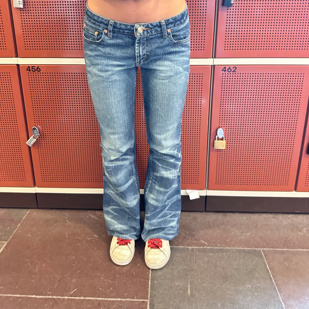 Lågmidjade jeans med blekta detaljer längst ner . Jeans & Byxor.