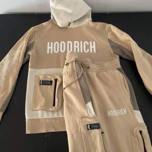 Hej .Säljer en Hoodrich set på grund av jag inte använder den längre den är på en nyskick. Det är storlek m på Hoodie och stor lek L på byxorna men passar även M  