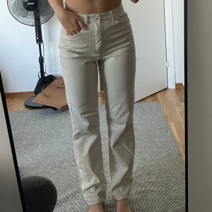 Beiga skinnbyxor - Snygga skinnimitations byxor från HM! Använt endast en gång, bra kvalité men har inte använts mycket så därför säljer jag! 