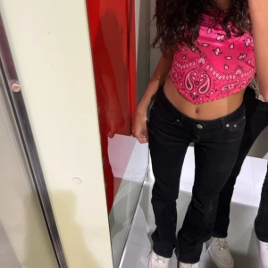 Rosa knyttopp - En magtröja som har ett knyte där bak.  Har aldrig använt tidigare, i ny skick!