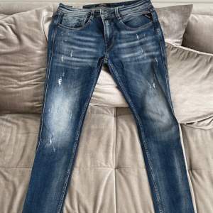 Säljer nu ett par asfeta jeans med feta slitningar, ny pris ligger runt 1800kr vårt pris 849, fråga om fler bilder eller du har fler frågor💫💯