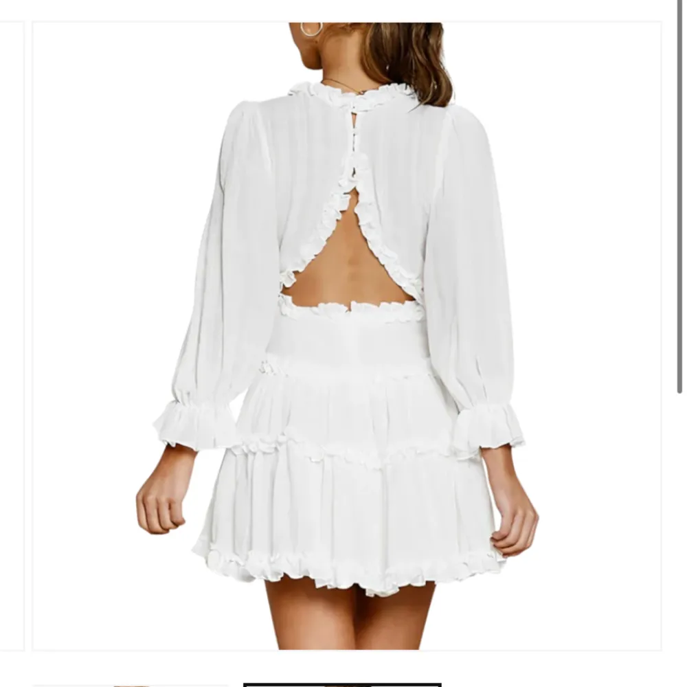 Supersöt vit klänning som passar perfekt nu till sommaren och studenttider!🤍  Säljer då jag hittade en annan🤍 Nypris 499 kr. Klänningar.