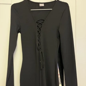 Svart festklänning - Tight klänning från Gina Tricot som aldrig använts av mig. Snörningen i mitten kan knytas till önskad öppning och blir större. Pris kan diskuteras💕