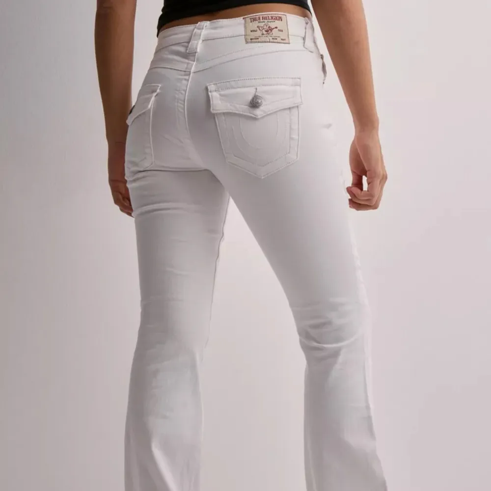 Ett par vita true religion jeans i gott skick, säljer pga dom är för små för mig🩷 Nypris 1499kr. Jeans & Byxor.