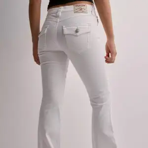 Ett par vita true religion jeans i gott skick, säljer pga dom ör för små för mig🩷 Nypris 1499kr
