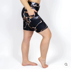 Tights korta - Mayafreya (Marble shorts) korta tights med fickor på bägge sidor. 