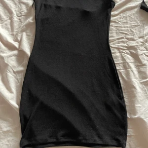 Sommarklänning  - Helt ny klänning från H&M. Storlek s. Stretchig i materialet, väldigt snygg på. Pris kan diskuteras. 