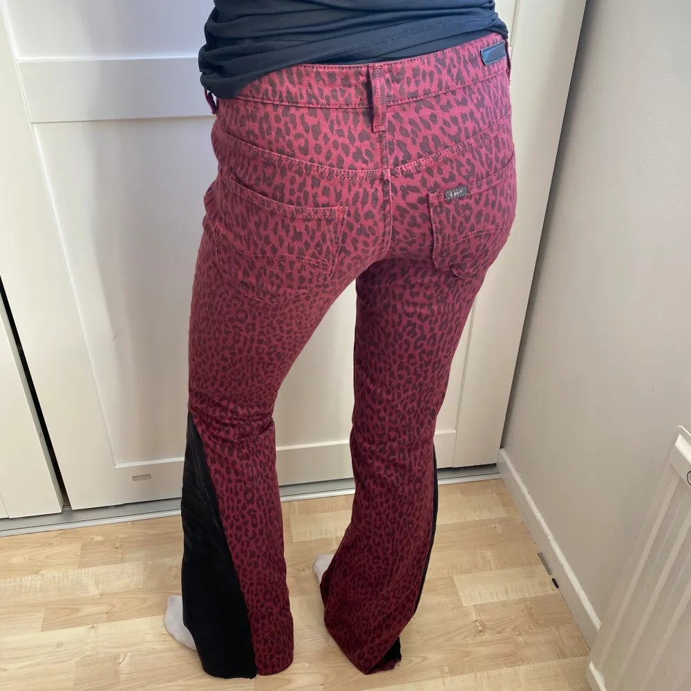 Säljer dessa sjukt snygga röda lågmidjade jeansen med leopardmönster som jag sytt utsvängda själv!🐆🐆så coola och unika!! w27 l34. Jeans & Byxor.