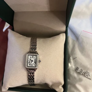 Silvrig klocka  - Superfin klocka som jag fick i födelsedagspresent. Säljer då jag använder guld, är även intresserad av att byta till en guldig. Knappt använd så den har inga repor. Låda, kvitto samt spännen som är borttagna för att göra den mindre ingår. Nypris 998