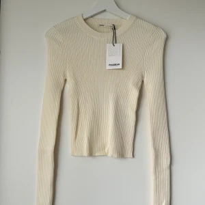 långärmad topp - topp från pull & bear oanvänd med lappar kvar, storlek m men sitter som en xs💕