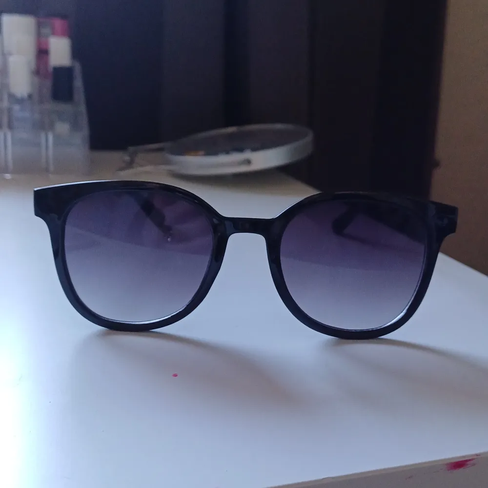 Säljer dessa svarta solglasögon för 15 kr ink frakt aldrig använda 🥰. Accessoarer.