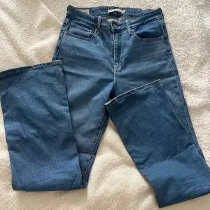 Blå Högmidjade bootcut Levi’s jeans  i storlek 28 med mycket stretch 