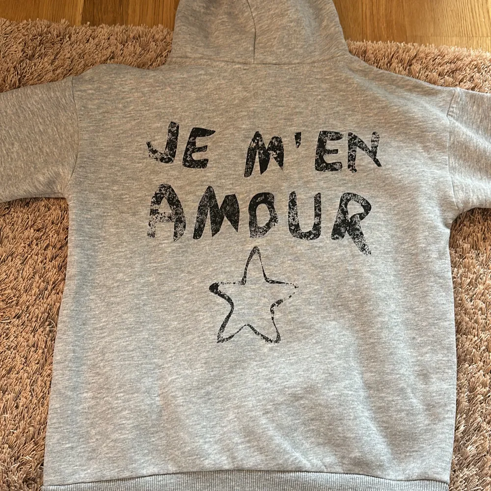 Säljer en jättegullig hoodie från young gina i storlek 146/152, passar perfekt på mig som är 165. Passar XXS/XS/S och kanske M. Knappt använd, nyskick. Nypris: 249kr. Hoodies.