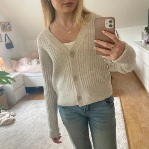 Söt stickad kofta  - Perfekta koftan som passar till allt💕