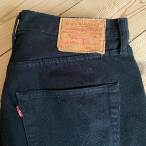 Levis 501 jeans svarta - Säljer ett par svarta Levis 501:or då de tyvärr inte passar mig. Storleken är 31 i Levis egna storlek men skulle säga att de sitter som en 38:a i europeisk storlek. Innerbenslängden är 76 cm. Midwaist. Skriv gärna om du har frågor🖤
