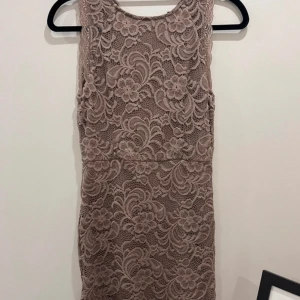 Cocktailklänning  - Jätte fin klänning i lila från Bubbelroom.  Endast använd 1 gång. 