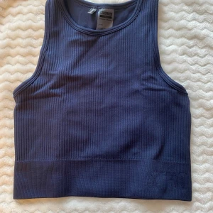 Rib seamless crop top - Crop top från Stronger i nyskick🌸 Bilderna är inte helt rättvis mot färgen, den är lite mörkare och inte lite mer dämpad än vad som syns på bild. Säljer då den inte kommit till användning. Säljer även matchande tights. Nypris: 399kr💕