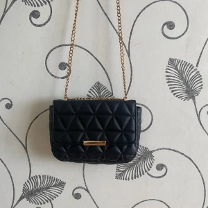 Handväska  - Säljer min väska som är super fin, använd några gånger, inga skador på den.