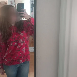 Twist & tango blus från Åhléns  - Blommig blus från Twist & tango, säljs då den inte kommer till andvändig. Storlek 38/M men funkar på S också. Original pris 500 kr. Pris kan diskuteras.