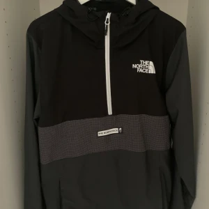 The north face vindjacka  - Skön vindjacka i nytt skick hör av er vid intresse. Strlk M