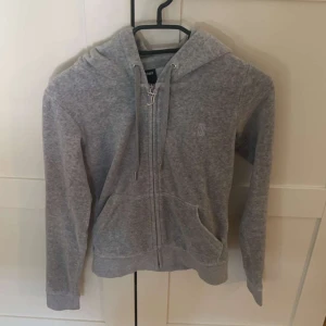 Juicy couture kofta - En grå juicy couture kofta i storlek xxs. Använd men mycket bra skick. Säljer matchande byxor till. Var för sig kostar de 700kr och tillsammans 1100kr. Pris kan diskuteras!