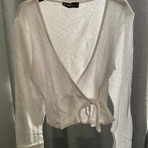 Tröja 50kr - Jättefin tröja som man kan ha ett linne under eller bara ha med bh!❣️ Passar S/Xs.