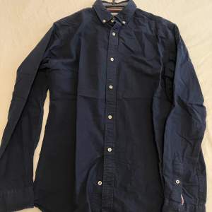 Marinblå skjorta i bomull/linne, Jack & Jones strl S. Obetydligt använd. 