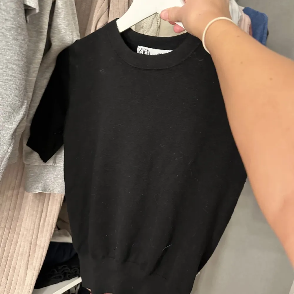 Säljer denna supersnygga stickade kortärmade tröjan från zara💓💓 Storlek S men passar definitivt både större och mindre💗 Inga defekter . T-shirts.