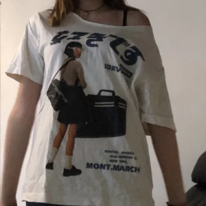 Aelfric eden tröja - Aelfric eden tröja. Jätte coolt print. Jag klippte den till offtheshoulder. Super fin till sommaren!