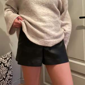 Snygga faux leather shorts från Zara! Använd fåtal gånger. 🩷🩷  