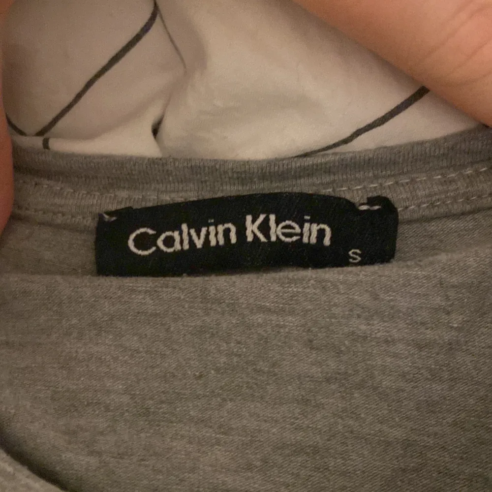 Grå Calvin Klein t-shirt. T-shirts.