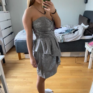 Kläning  - Säljer min super snygga korsettklänning som är från hm. Köpte på Plick för ett år sedan, perfekt till festligare tillfällen! Skriv för fler bilder. Köpte för 600kr säljer för 400 kr men vid snabb affär kan jag tänka mig sänka priset💕❤️ passar S &  M