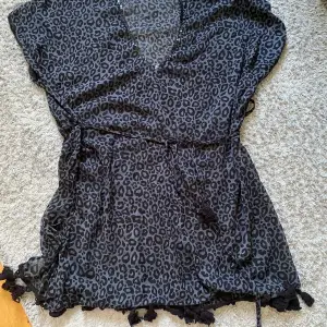 Leopard strandklänning Panthera Sifnos Dress från Panos Emporio. Använt fåtal gånger. Tror original priset va runt 800kr.