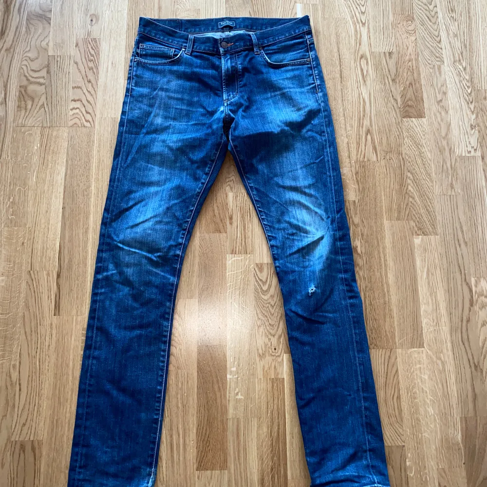 Riktigt snygga jeans som passar perfekt till den populära grish och laidback stilen !  De är slim/straight  Pris kan självklart diskuteras Jeansen e från brothers. Jeans & Byxor.