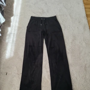 Juicy pants - Dom har används ungefär 4 gånger och jag säljer dom för jag använder inte dom och jag rensar min garderob.