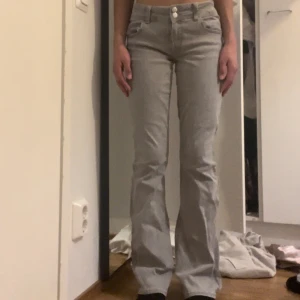Gråa Low waist bootcut jeans  - Säljer de här jeansen från Gina Young helt nya använt 1 gång och inga defekter storlek 164 läs bio 