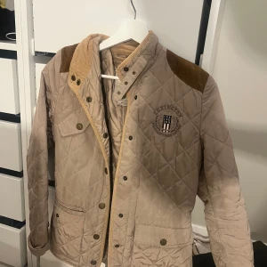 Lexington jacka - Beige jacka från Lexington i storlek S💞 Lite märke på armen, inget jättemärkvärdigt Nypris: 3000kr Pris kan diskuteras 