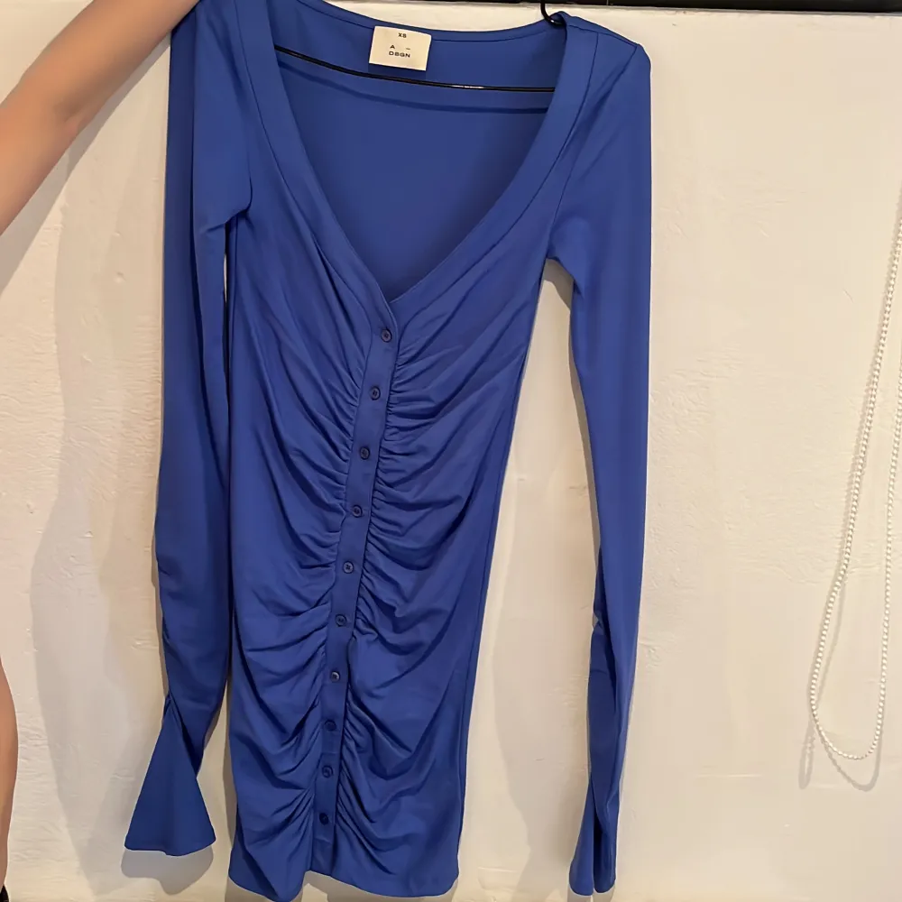 En jättefin blå klänning ifrån A-DSGN. Som är Alice stenlöfs märke. Har använt den 1 gång så den är i nyskick. Ordinarie pris är 699.. Klänningar.