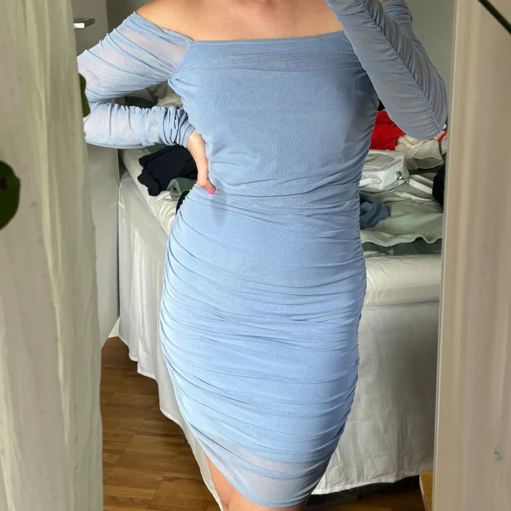 Jättefin blå klänning från NAKD. Mesh tyg med underklänning. Sparsamt använd. Storlek S.  Obs, fläck på spegeln inte på plagget. Samfraktar vid köp av flera plagg:)) Hojta vid frågor! . Klänningar.