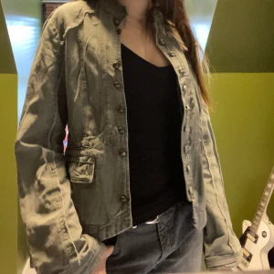 vår vintage jacka - Skit snygg men kommer inte till användning längre. Grå/grön. Saknar några knappar, se bilder.