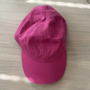 Keps - Keps från Weekday, helt oanvänd och i nyskick.