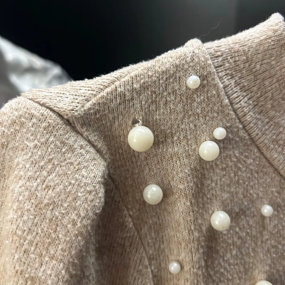 Jättesöt tröja med pärlor från Gina Tricot💞 enda defekten är en pärla som sitter lite löst men det märks inte🥰. Tröjor & Koftor.