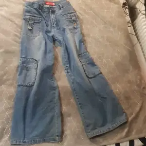 Trendiga y2k low waisted bootcut jeans med en massa supersnygga detaljer❤  De e trasiga i botten så de har defekter men är ändå i bra skick skulle jag säga
