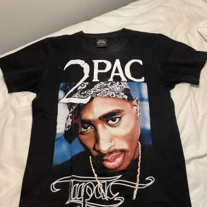 Säljer denna T-shirt med tryck av 2pac. Helt ny. Sitter litet.