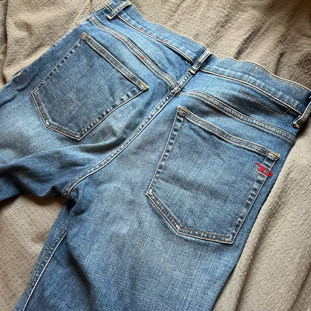 Tja! Säljer dessa diesel jeansen i strl 33/34 då jag ej använder dom! Skulle säga att dom är i väldigt bra skick, jag ser inga defekter på dom! Pm vid fler frågor. Jeans & Byxor.