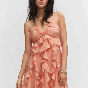 Mango ruffle dress - Super gullig och den perfekta sommarklänningen från mango.💞 Helt ny, aldrig använd pga för liten. 